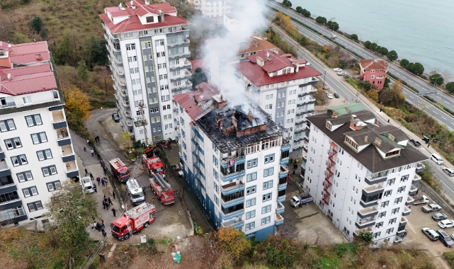 7 katlı binanın çatısı cayır cayır yandı