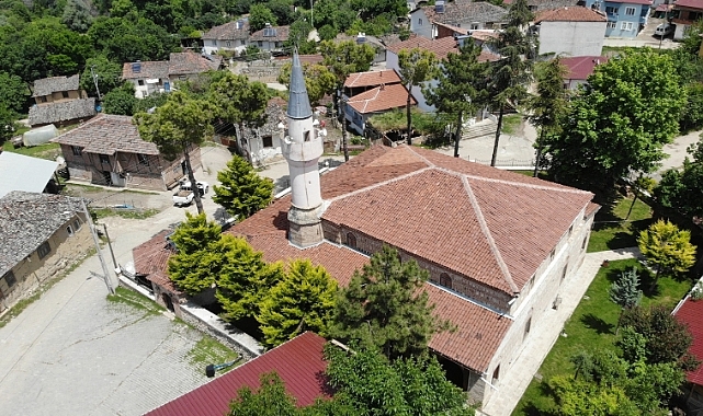 942 yıllık cami depremlere meydan okuyor
