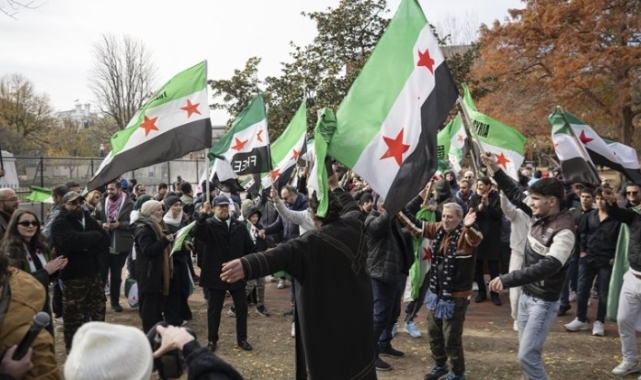ABD’de Suriyeliler Beyaz Saray önünde Esad rejiminin devrilmesini kutladı