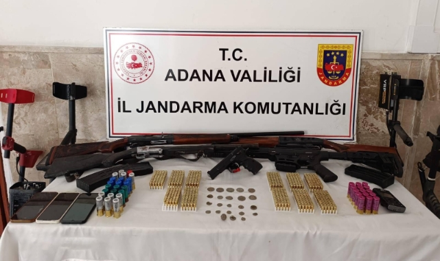Adana’da evde 23 sikke ve 5 silah çıktı