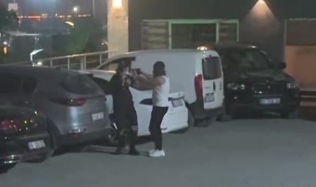 Adana’da maskeli şahıs, güvenlik kulübesini yakıp kadın güvenliğin kafasına silah dayadı