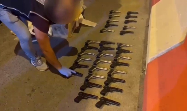 Adana'da yolcu otobüsünde ruhsatsız silahlar ele geçirildi