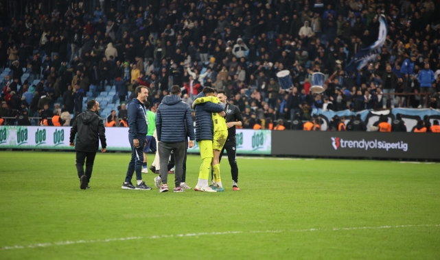 Adana Demirspor ilk galibiyetini coşkuyla kutladı