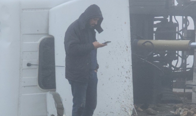 Afşin'de pancar yüklü tır devrildi
