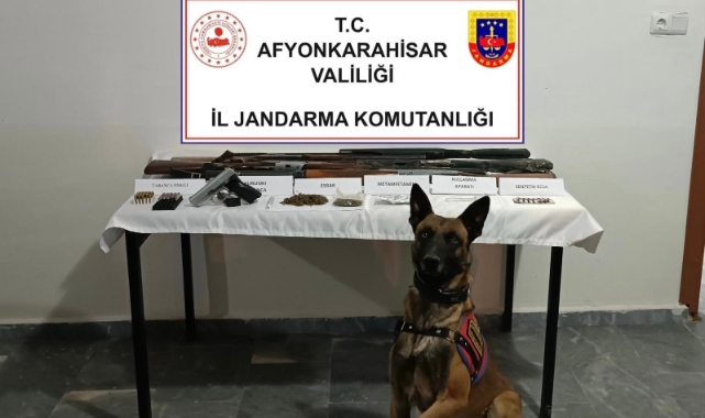 Afyonkarahisar’da araçta uyuşturucu kullananlar yakalandı