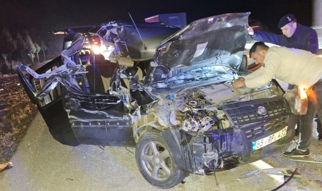 Afyonkarahisar’da feci kaza! Otomobil tıra arkadan çarptı