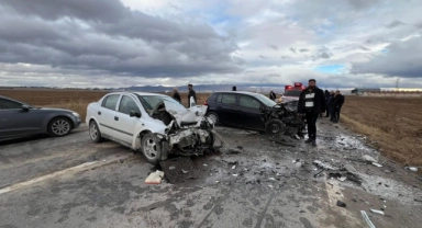 Afyonkarahisar'da otomobillerin çarpıştığı kazada yaşlı çift hayatını kaybetti