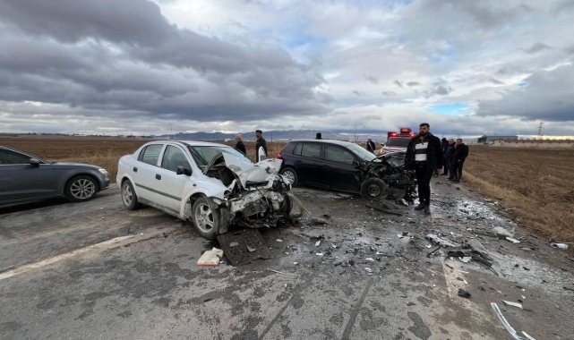 Afyonkarahisar'da otomobillerin çarpıştığı kazada yaşlı çift hayatını kaybetti
