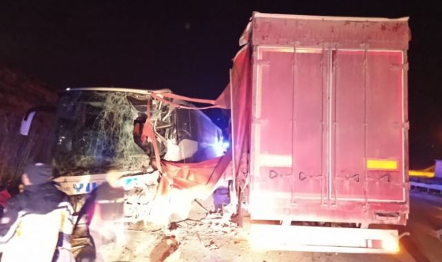Afyonkarahisar'da yolcu otobüsüyle TIR çarpıştı: 18 yaralı