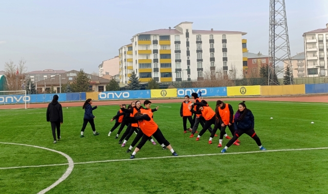 Ağrı'nın kadın futbolcuları dondurucu soğuklara meydan okuyor