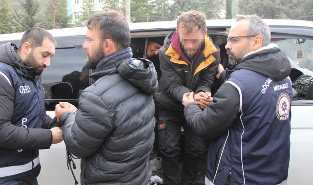 Amasya'da polisi görünce kaçan minibüsten 20 kaçak göçmen çıktı