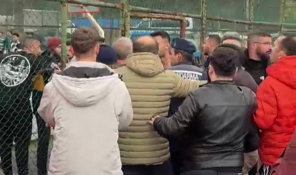 Amatör maçın bitiş düdüğüyle saha karıştı