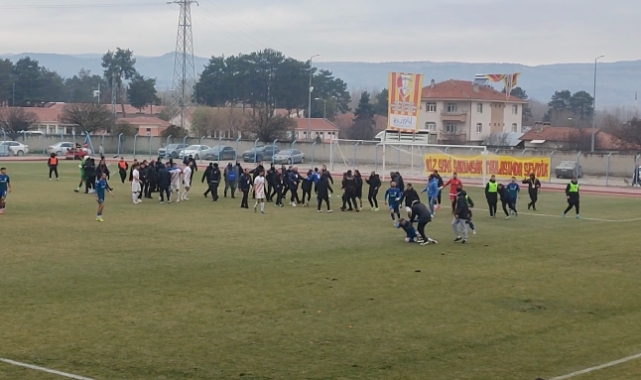 Amatör maçta saha karıştı, polis ekipleri güçlükle ayırdı