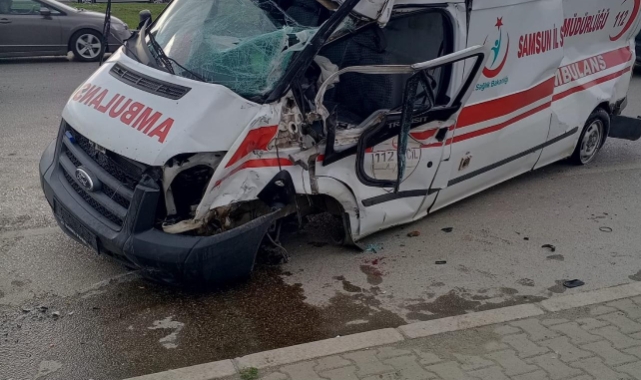Ambulans ile tır çarpıştı; 1 yaralı