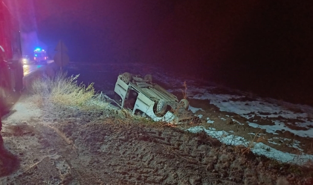 Ambulansa yetişmeye çalışan otomobil tarlaya devrildi: 2 yaralı