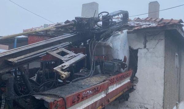 Ankara'da freni patlayan sondaj aracı eve girdi!