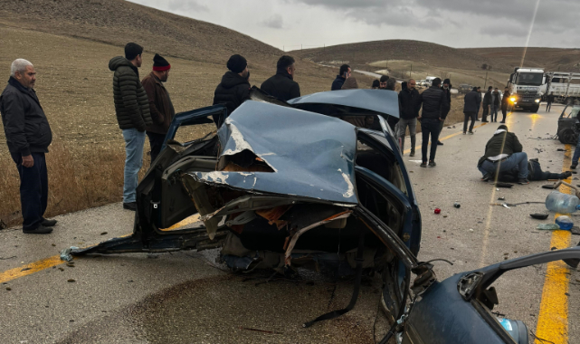 Ankara'da servis aracı ile otomobil çarpıştı: 1 ölü, 1'i ağır 10 yaralı