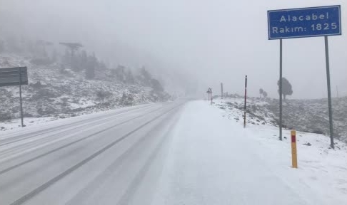 Antalya’da kar yağışı başladı