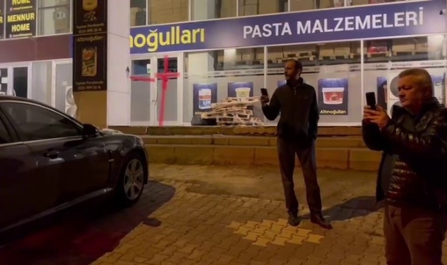 Aracın çekiciye bindirilmesini kayda aldılar