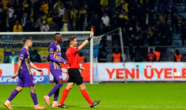 Arda Turan, kırmızı kart gördü