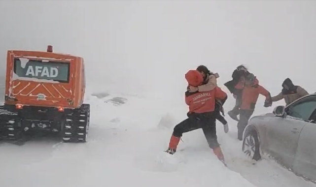 Ardahan'da kar ve tipi nedeniyle mahsur kaldılar!