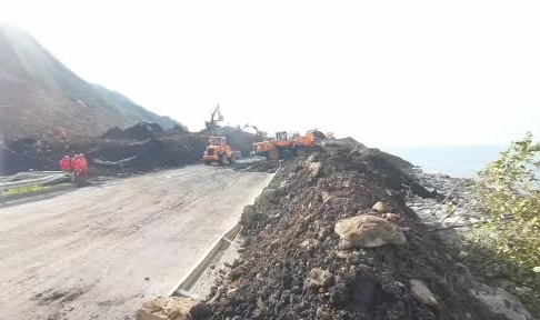Arhavi'deki heyelan sonrası yol ulaşıma açıldı