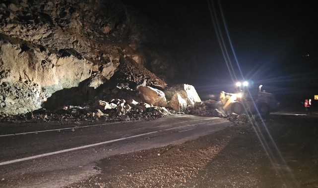 Artvin'de gece meydana gelen heyelan karayolunu ulaşıma kapattı