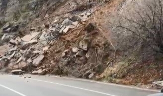 Artvin’de heyelan nedeniyle Hopa-Borçka karayolu ulaşıma kapandı
