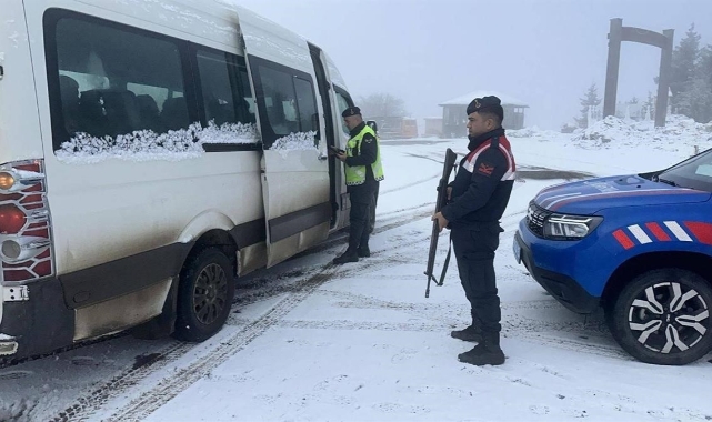 Artvin'de jandarma 16 düzensiz göçmeni yakaladı