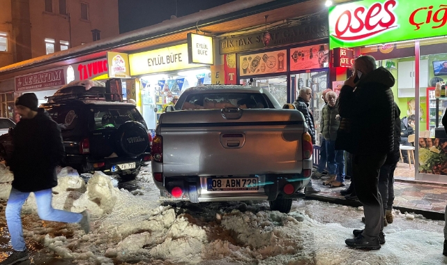 Artvin’de kontrolden çıkan kamyonet iş yerine girdi: 2 yaralı