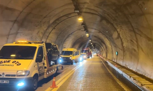 Artvin'de tünel girişinde heyelan: Yol trafiğe kapandı