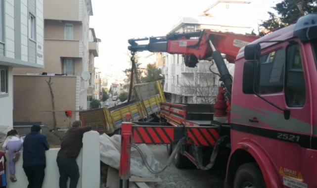 Ataşehir'de kum yüklü kamyon yan yattı