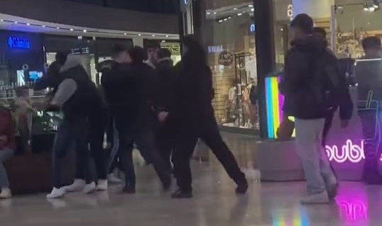 AVM'de tekme tokat kavga ettiler