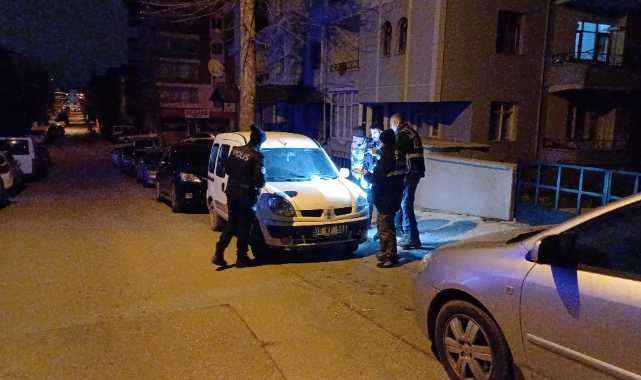 Aynı mahalledeki iki aracı kurşuna tuttular