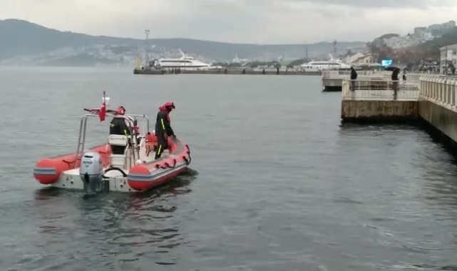 Balık tutarken denize düşen adamı dalgıçlar arıyor