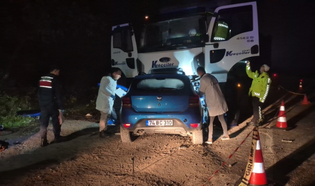 Bartın'da parti dönüşü yarış yapan araç kamyonun altına girdi: 5 ölü