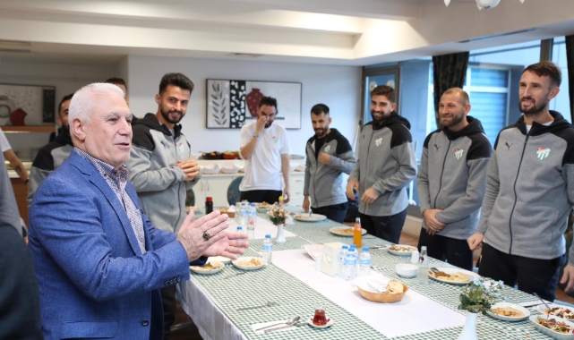 Başkan Bozbey Bursasporlu futbolcular ve yöneticilerle bir arada