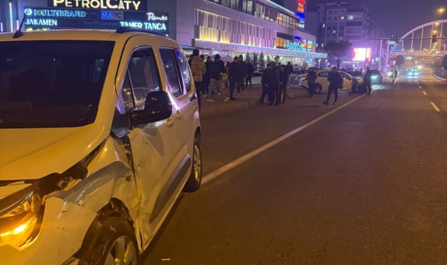 Batman'da hafif ticari araç ile otomobil çarpıştı: 2 yaralı