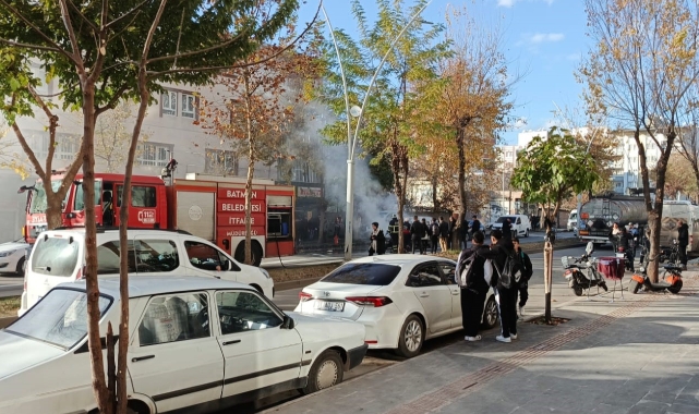 Batman'da otomobil seyir halindeyken alev aldı