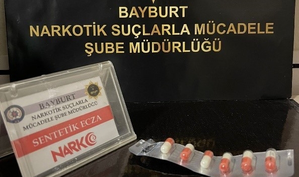 Bayburt'ta 6 adet sentetik hap ele geçirildi