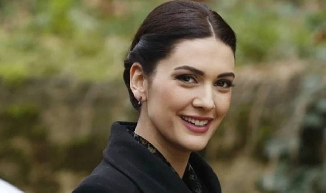 Bergüzar Korel'den sırt dekoltesi!