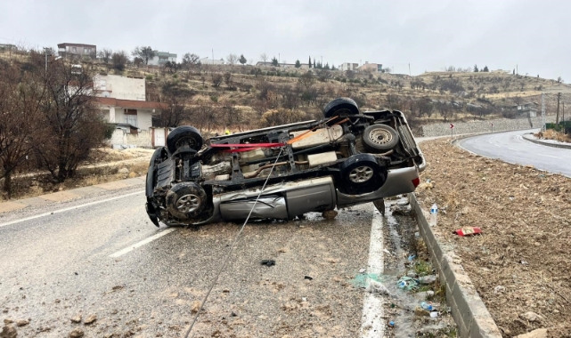 Besni’de kamyonet takla attı!