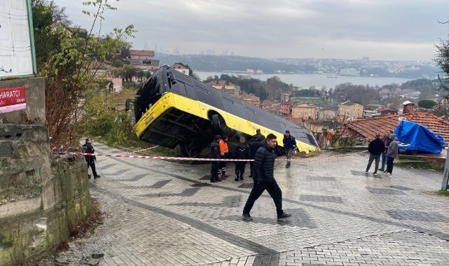 Beykoz'da yokuş aşağı kayan İETT otobüsü evin bahçesine düştü