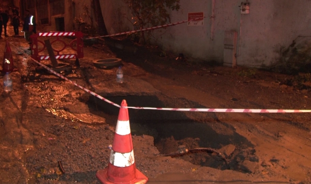 Beyoğlu’nda yol çöktü, 2 daireyi su bastı