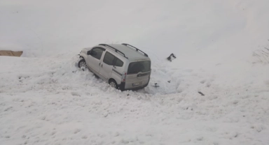 Bingöl’de hafif ticari araç şarampole yuvarlandı: 3 yaralı