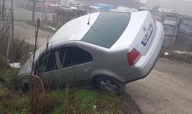 Bolu'da otomobil askıda kaldı