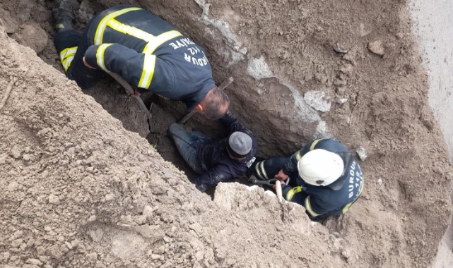 Burdur'da kazdığı çukurda bacakları toprak altında sıkışan işçi kurtarıldı