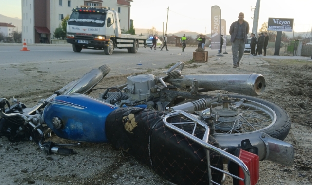 Burdur'da otomobile çarpan motosikletli yaralandı
