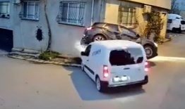 Bursa'da akıl almaz kaza! Hız kesmeden ilerleyen otomobiller çarpıştı