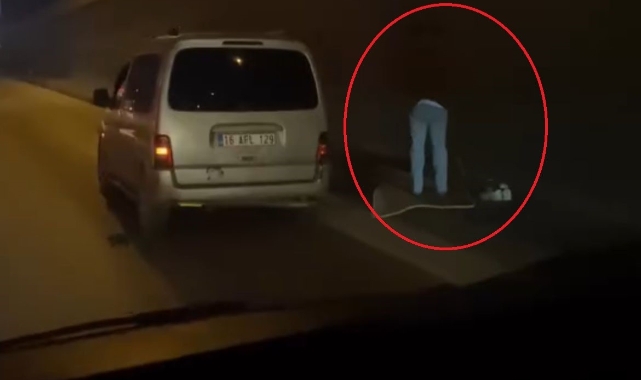 Bursa'da aracını sağ şeride çeken sürücü namaz kıldı